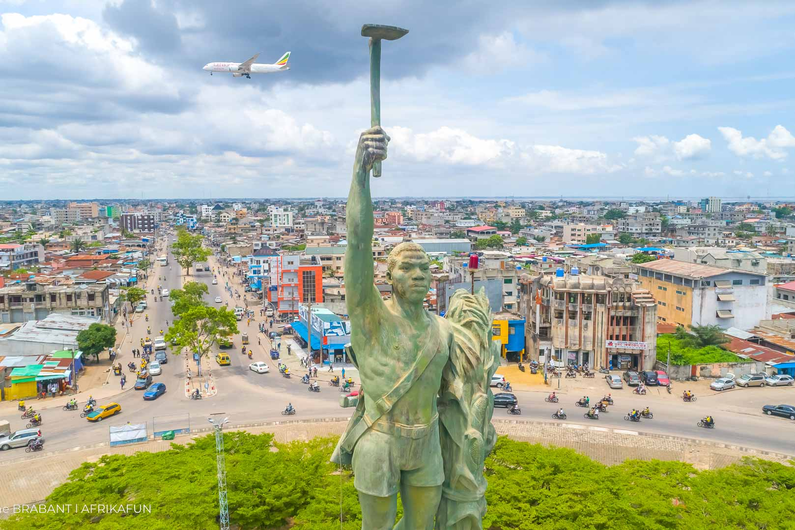 Vue aérienne de la Place de l'Amazone à Cotonou avec une statue emblématique